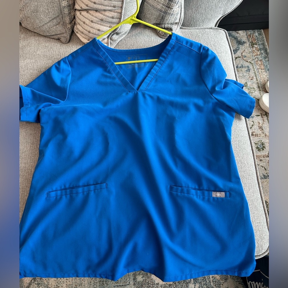 FIGS Casma Three-Pocket Scrub Top™ in Royal Blue